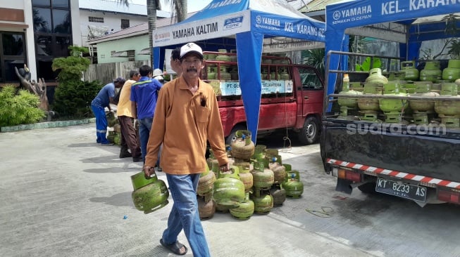 Warga Balikpapan saat mengantre tabung gas LPG subsidi, Rabu (10/07/2024). [SuaraKaltim.id/Arif Fadillah]