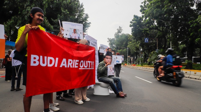 Massa saat menggelar aksi di depan gedung Kementerian Komunikasi dan Informatika (Kemenkominfo) di Jakarta, Rabu (10/7/2024). [Suara.com/Alfian Winanto]