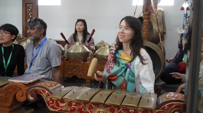 Sejumlah akademisi belajar gamelan di Fakultas Filsafat UGM, Selasa (9/7/2024). (SuaraJogja.id/HO-Fakultas Filsafat UGM)