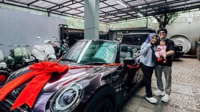 Aurel Hermansyah dapat hadiah mobil saat ulang tahun ke-25 (Instagram/@attahalilintar)