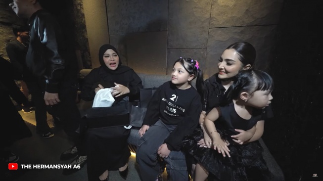 Potret Arsy Hermansyah saat menghadiri acara makan malam ulang tahun Aurel Hermansyah (YouTube/The Hermansyah)