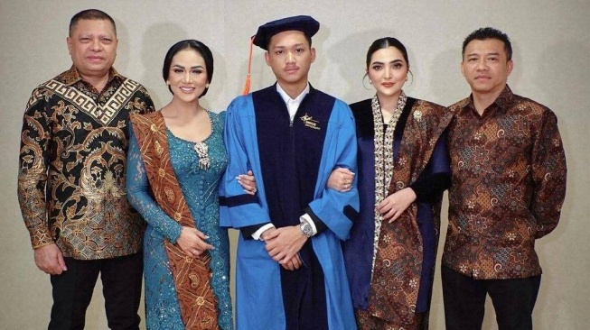 Kris Dayanti dan Ashanty di wisuda Azriel [Instagram]