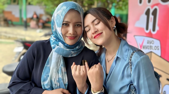 Pakai Hijab saat Kasih Kejutan ke Putrinya, Style Ibunda Happy Asmara Curi Fokus