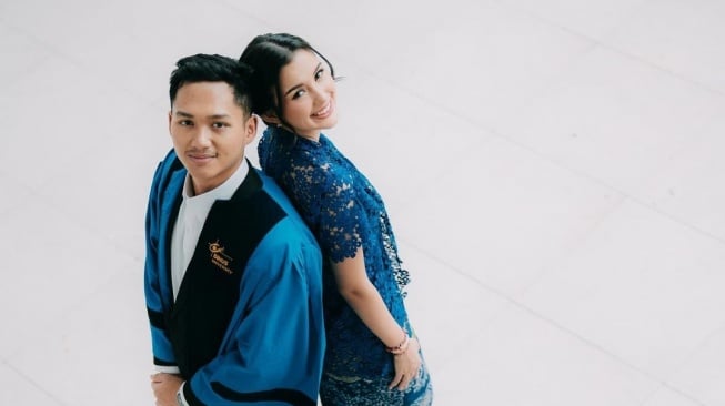 Mirip Foto Prawedding, Intip 5 Potret Manis Sarah Menzel Dampingi Azriel Hermansyah Wisuda