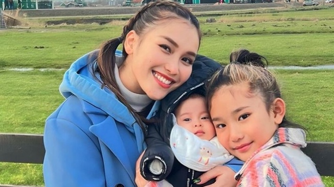 Potret Ayu Ting Ting Momong Anak Adiknya (Instagram/@ayutingting92)