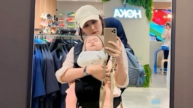 Potret Ayu Ting Ting Momong Anak Adiknya (Instagram/@ayutingting92)