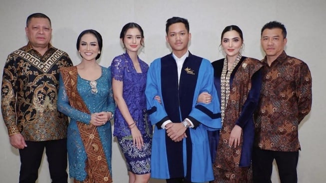 Sarah Menzal dampingi Azriel Hermansyah saat wisuda ((Instagram/@ashanty_ash)