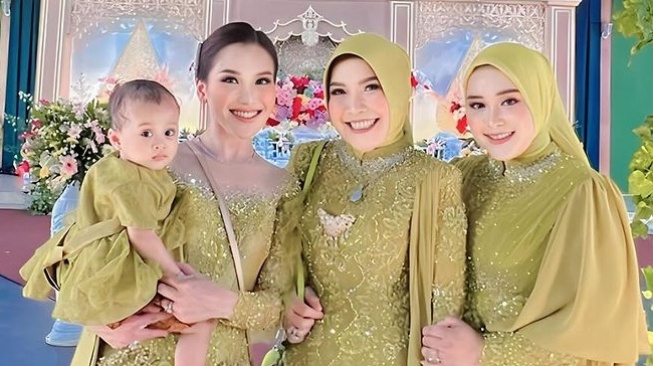 Potret Ayu Ting Ting Momong Anak Adiknya (Instagram/@ayutingting92)