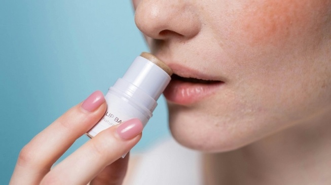 Berhenti Abaikan Bibir, Ini 3 Alasan Penting Kenapa Harus Pakai Lip Balm Ber-SPF