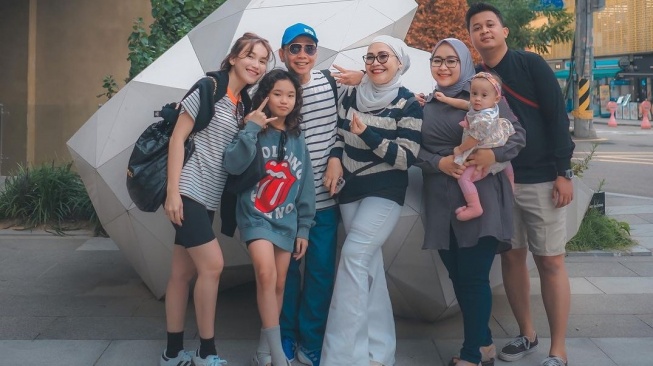 Nanda Fachrizal bersama keluarga Ayu Ting Ting. (Instagram/nandafachrizaal)