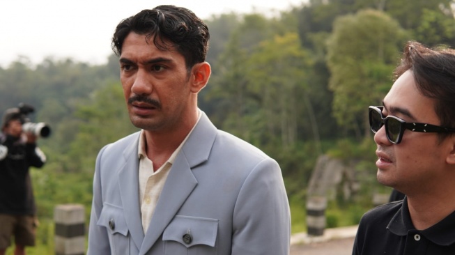 Reza Rahadian di lokasi syuting film Gowok Kamasutra Jawa. [MVP Pictures]