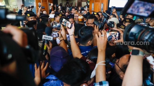 Suasana ricuh usai sidang terdakwa kasus pemerasan dan gratifikasi di Kementerian Pertanian, Syahrul Yasin Limpo di Pengadilan Tipikor, Jakarta, Kamis (11/7/2024). [Suara.com/Alfian Winanto]