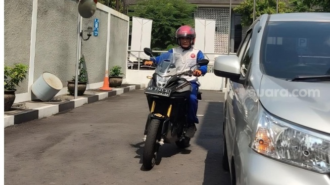 Teknik Tepat Menyalip Mobil yang Parkir Di Pinggir Jalan, Ritual Ini Wajib Dilakukan