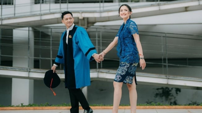 Sarah Menzal dampingi Azriel Hermansyah saat wisuda (Instagram/@azriel_hermansyah)