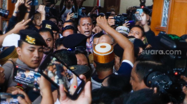 Situasi kericuhan terjadi usai sidang vonis kasus pemerasan dan gratifikasi di Kementerian Pertanian dengan terdakwa Syahrul Yasin Limpo di Pengadilan Tipikor, Jakarta, Kamis (11/7/2024). [Suara.com/Alfian Winanto]