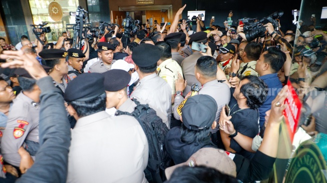 Suasana ricuh usai sidang terdakwa kasus pemerasan dan gratifikasi di Kementerian Pertanian, Syahrul Yasin Limpo di Pengadilan Tipikor, Jakarta, Kamis (11/7/2024). [Suara.com/Alfian Winanto]