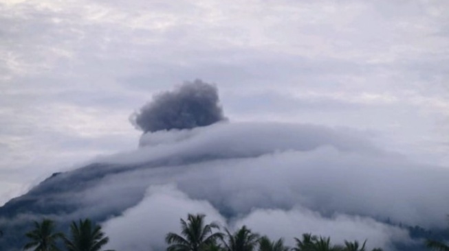 Gunung Ibu Pulau Halmahera Erupsi Pagi Ini