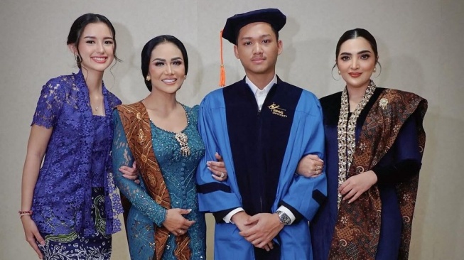 Sarah Menzal dampingi Azriel Hermansyah saat wisuda ((Instagram/@ashanty_ash)