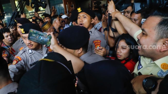 Situasi kericuhan terjadi usai sidang vonis kasus pemerasan dan gratifikasi di Kementerian Pertanian dengan terdakwa Syahrul Yasin Limpo di Pengadilan Tipikor, Jakarta, Kamis (11/7/2024). [Suara.com/Alfian Winanto]