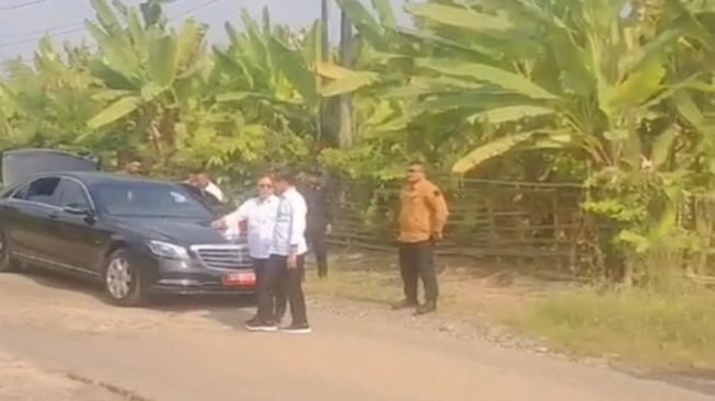 Di Tengah Jalan Palas, Presiden Jokowi Tiba-tiba Turun dari Mobil, Ada Apa?