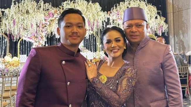 Kris Dayanti Nangis di Pelukan Azriel Hermansyah, Ekspresi Raul Lemos Jadi Sorotan