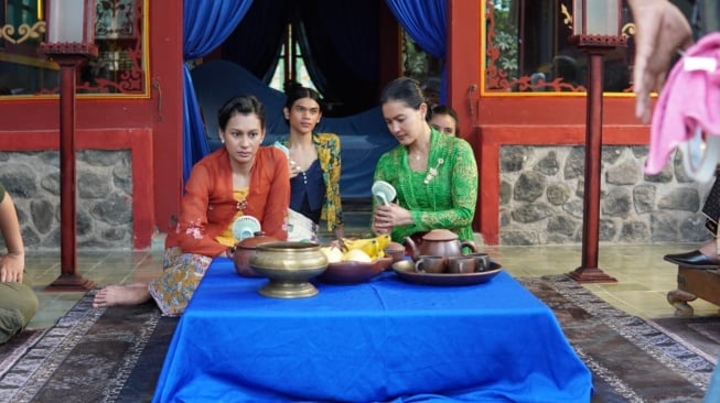 Lola Amaria dan Raihaanun di lokasi syuting film Gowok Kamasutra Jawa. [MVP Pictures]