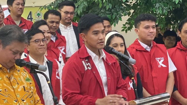 Ketua Umum PSI Kaesang Pangarep usai melakukan pertemuan dengan Ketum Golkar Airlangga Hartarto di Markas Golkar, Kawasan Slipi, Jakarta, Kamis (11/7/2024). [Suara.com/Faqih]