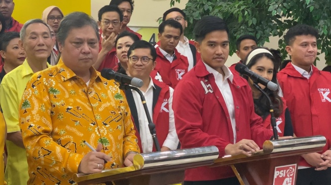 Ketum Partai Golkar Airlangga Hartarto dan Ketum PSI Kaesang Pangarep usai melakukan pertemuan di Kantor DPP Partai Golkar Jakarta, Kamis (11/7/2024). [Suara.com/Faqih]