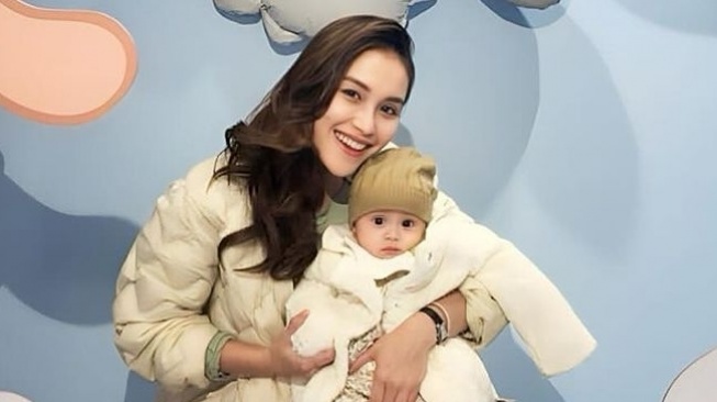 Potret Ayu Ting Ting Momong Anak Adiknya (Instagram/@ayutingting92)