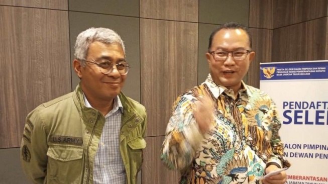 Wakil Ketua Pansel KPK Arief Satria (kanan) saat menggelar pertemuan dengan para aktivis dan pegiat antikorupsi di Makassar, Kamis (11/7/2024). (ANTARA/Muh Hasanuddin)_