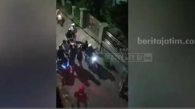 Viral Gangster Bikin Resah di Surabaya, Naik Motor Sambil Bawa Sajam Masuk Perkampungan