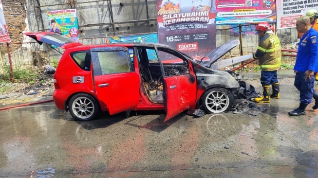 Diduga Konsleting Listrik, Mobil Grand Livina Terbakar di Bawah Flyover Palur