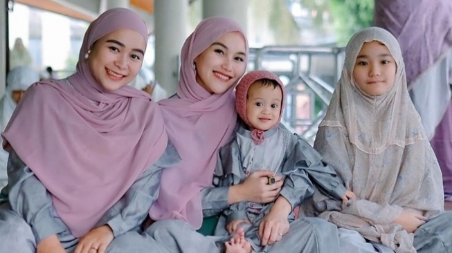 Potret Ayu Ting Ting Momong Anak Adiknya (Instagram/@ayutingting92)