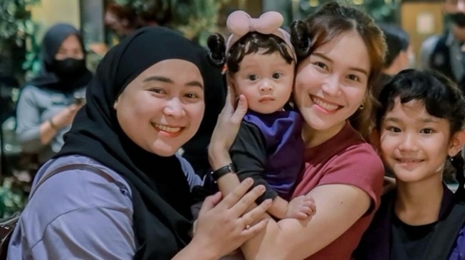 Potret Ayu Ting Ting Momong Anak Adiknya (Instagram/@ayutingting92)