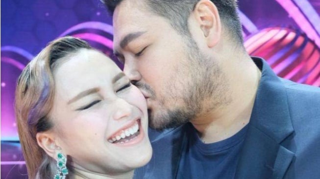 Potret Kedekatan Ayu Ting Ting dan Ivan Gunawan [Instagram/ayutingting92/ivan_gunawan]