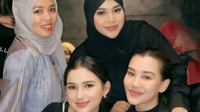 Potret kebersamaan Sohwa Halilintar, Aurel Hermansyah, Sarah Menzel, dan Aaliyah Massaid (TikTok/people_strong2)