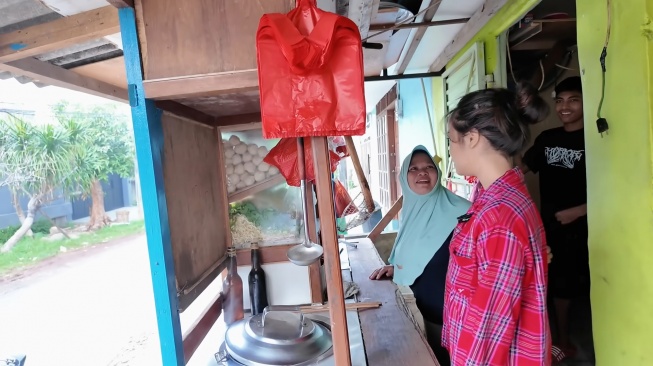 Momen Fujianti Utami Putri alias Fuji di warung bakso dekat rumah Frans Faisal (YouTube/Fuji An)