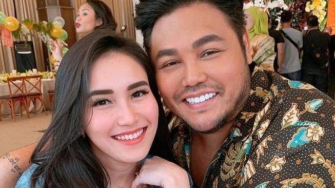 Potret Kedekatan Ayu Ting Ting dan Ivan Gunawan [Instagram/ayutingting92/ivan_gunawan]