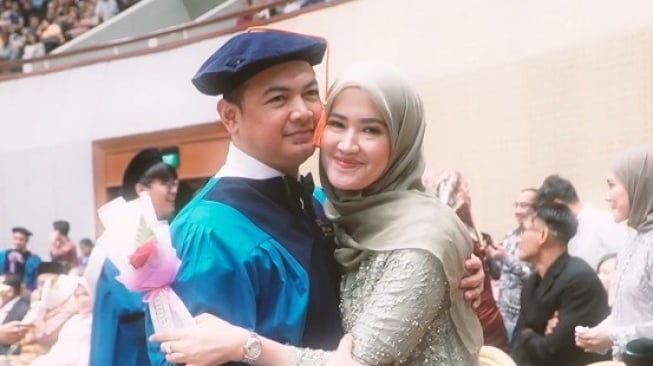 7 Potret Wisuda Tommy Kurniawan, Lulus S1 di Usia 39 Tahun