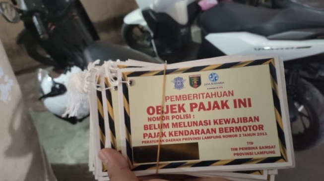 Nunggak Pajak? Siap-siap Kendaraan Anda Ditempel Stiker oleh Bapenda Lampung