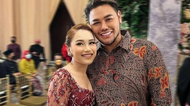 Potret Kedekatan Ayu Ting Ting dan Ivan Gunawan [Instagram/ayutingting92/ivan_gunawan]