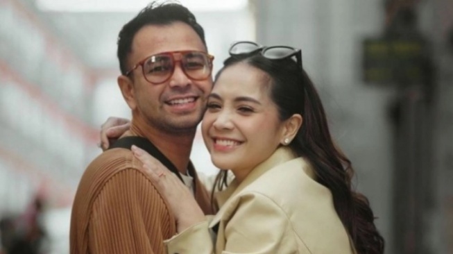 Cek Fakta: Raffi Ahmad dan Nagita Slavina Bagi-Bagi Hadiah, Benarkah?