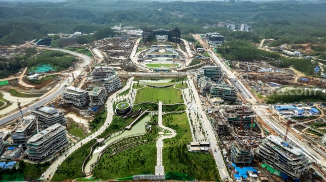 Gambar dari udara ini menunjukkan Istana Kepresidenan Indonesia yang baru (tengah) di calon ibu kota Nusantara di Penajam Paser Utara, Kalimantan Timur, Kamis (11/7/2024). [STRINGER / AFP]