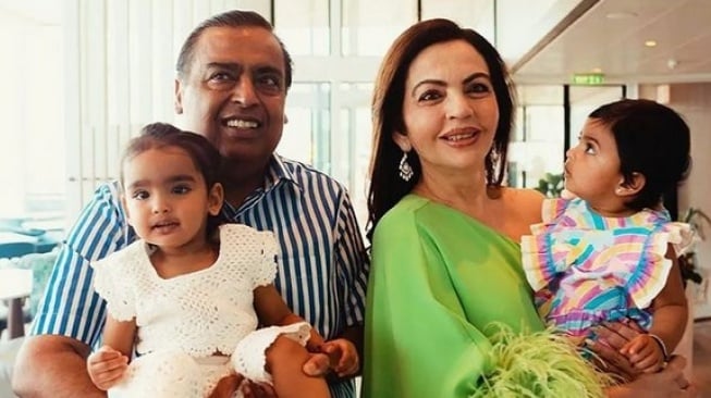 Setelah Pesta Pernikahan Anak Bungsu, Keluarga Ambani Pamerkan Keharmonisan dengan Cucu-cucu