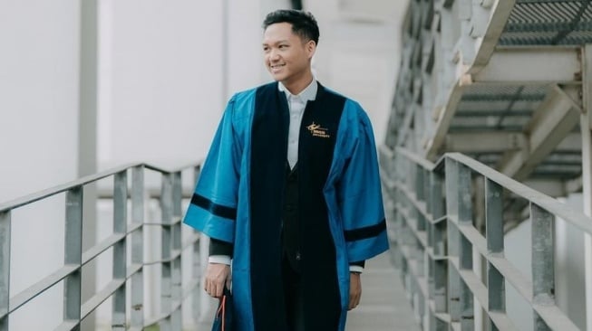 Azriel Hermansyah wisuda S1. (Instagram/azriel_hermansyah)