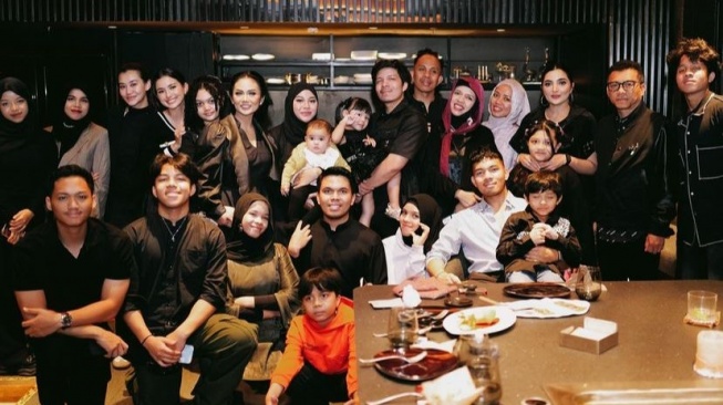 Potret acara makan malam untuk merayakan ulang tahun Aurel Hermansyah ke-26 (Instagram/attahalilintar)