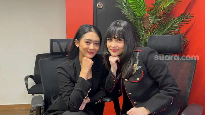 Dua personel Duo Anggrek, Putri dan Devay, saat media visit ke kantor Suara.com pada Jumat (12/7/2024) [Suara.com/Rena Pangesti]