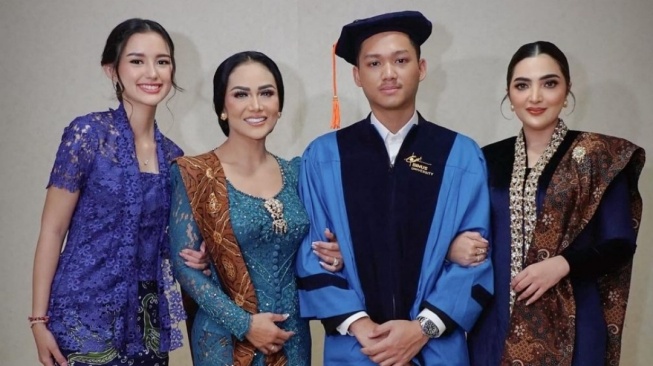 Potret Anggun Sarah Menzel Berkebaya Biru Saat Dampingi Azriel Hermansyah Wisuda (Instagram)