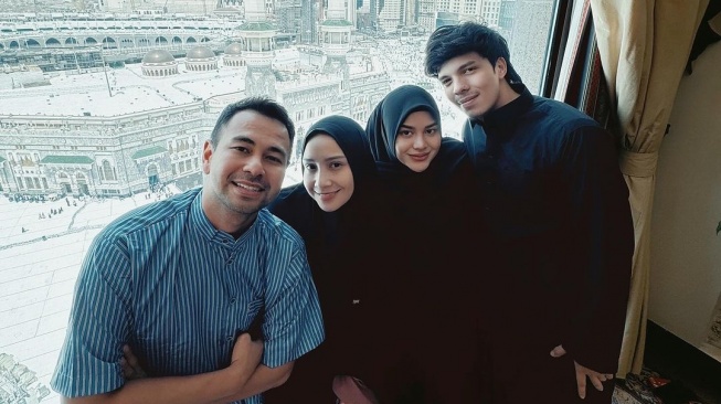 Beda Tentengan Nagita Slavina dan Aurel Hermansyah usai Jadi Ibu Haji: Ratusan Juta vs Old Money