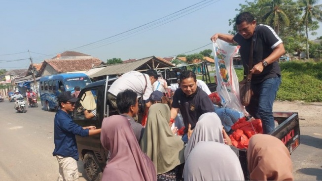 Bakal Maju Pilkada Banten, Arief Wismansyah Naik Mobil Bak Bagikan 100 Ton Beras ke Warga Tangerang